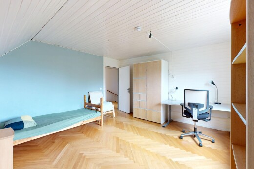 zimmer / schlafzimmer mit parquet floor, gipskartonwand, drywall, inside property, und dachschräge