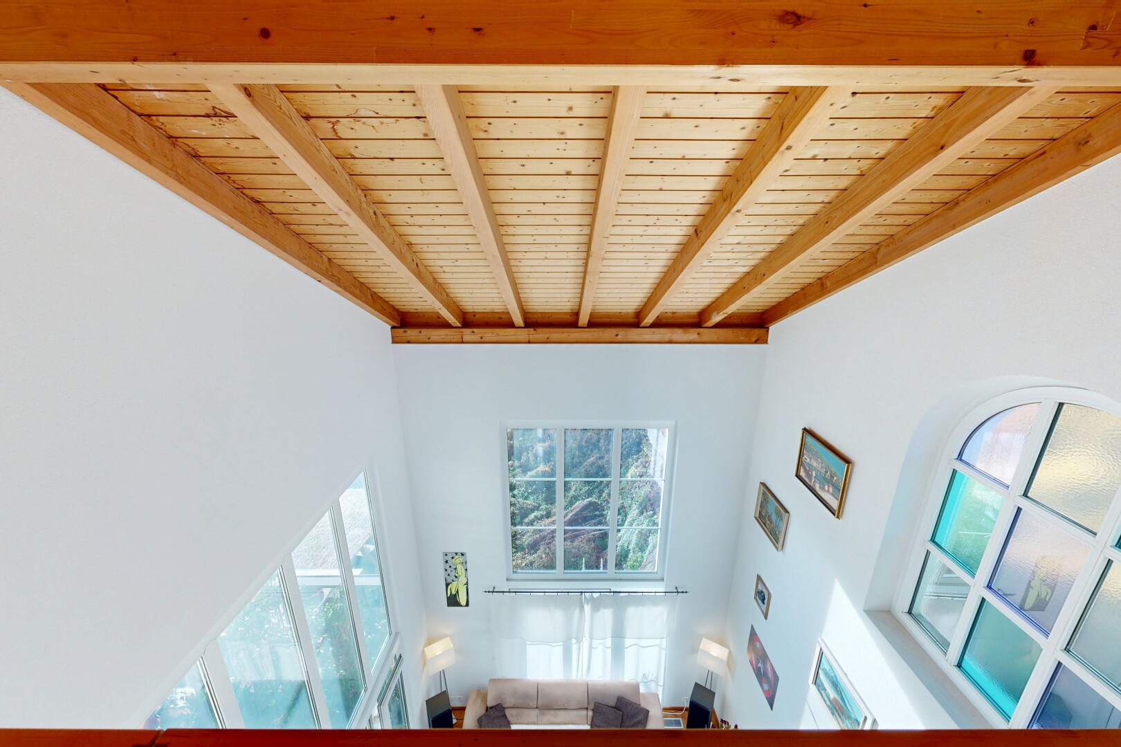 escaliers avec ventilateur pour toute la maison, plafond haut, high ceiling, cloison sèche, et drywall