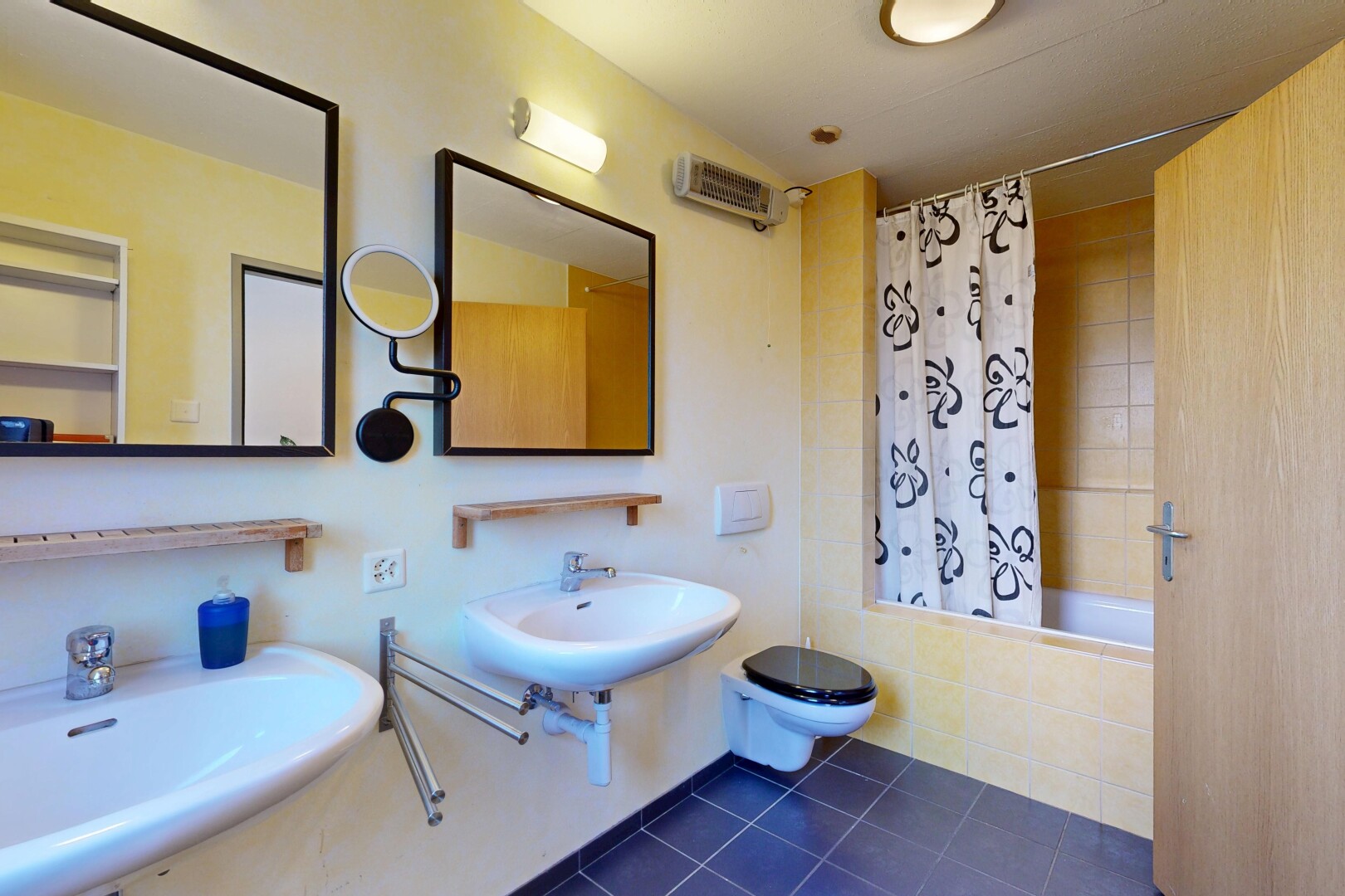 salle de bains avec miroir, salle de bain complète, évier, douche-bain combinés, et toilette