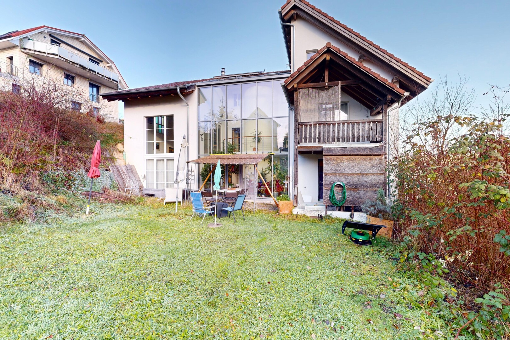façade avec balcon, pelouse, property visible, et day time