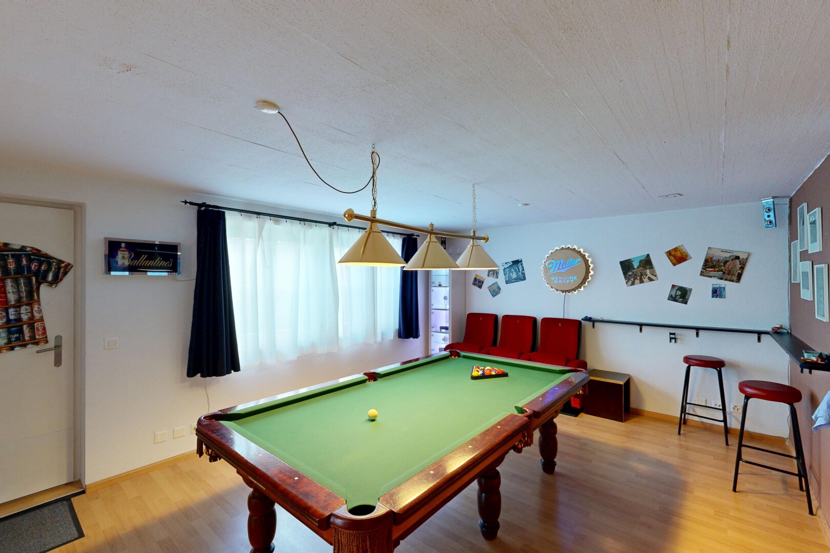 chambre avec lumière naturelle, natural light, sol en finition bois, wood finish floor, et billard