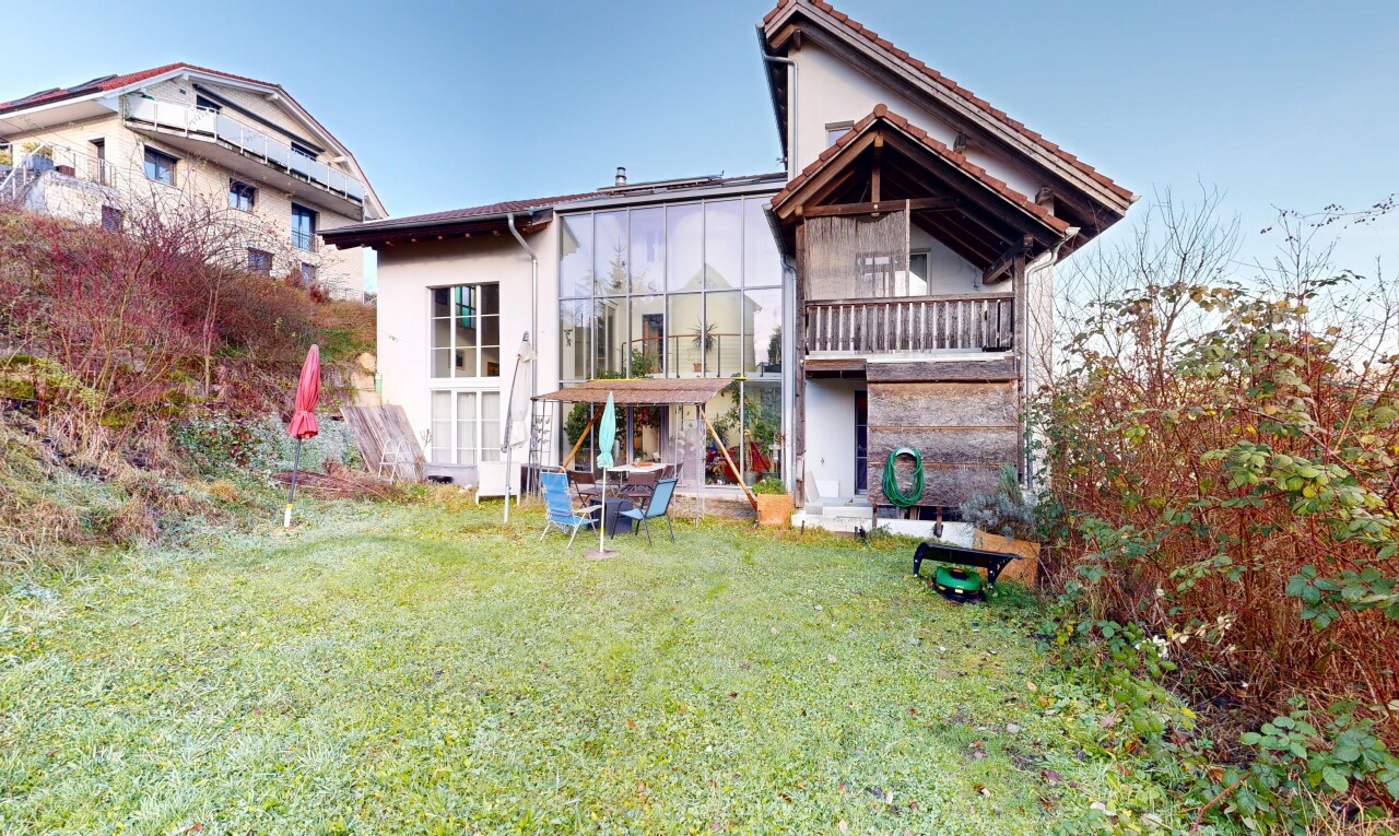 façade avec balcon, pelouse, property visible, et day time
