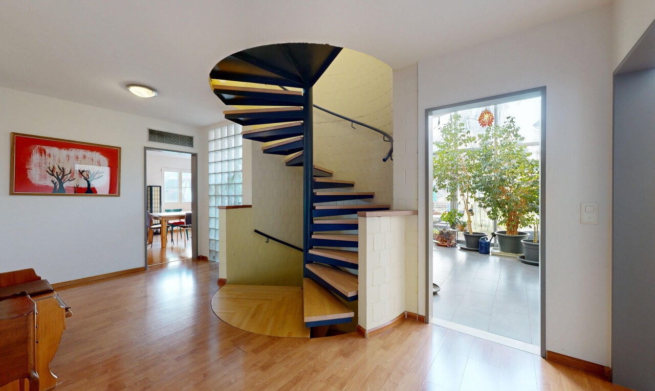 escaliers avec cloison sèche, drywall, sol en finition bois, wood finish floor, et plinthes murales