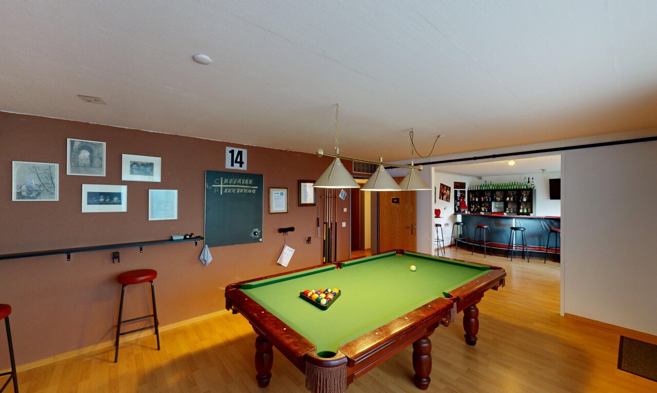 salon avec sol en finition bois, wood finish floor, billard, inside property, et cloison sèche