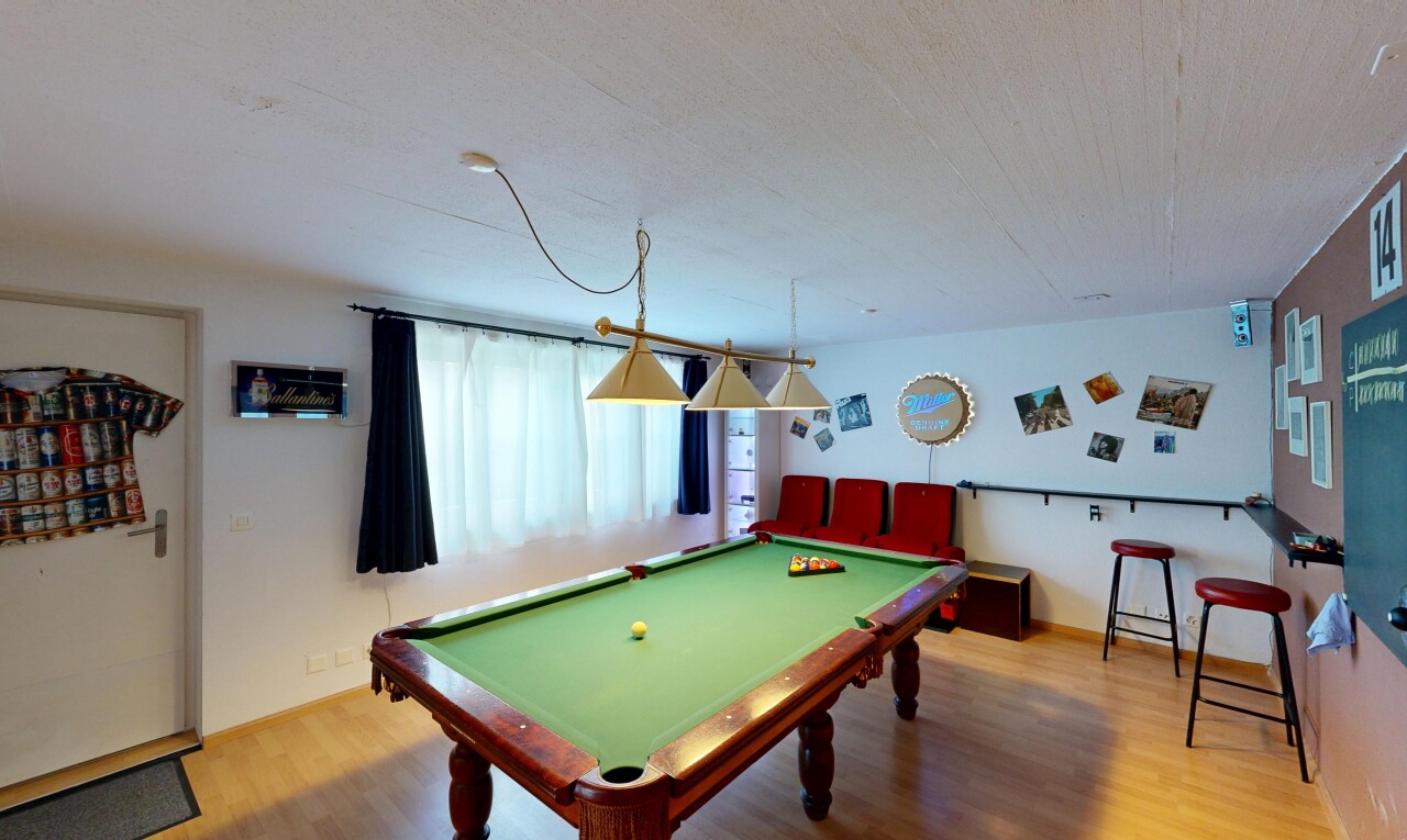 chambre avec lumière naturelle, natural light, sol en finition bois, wood finish floor, et billard