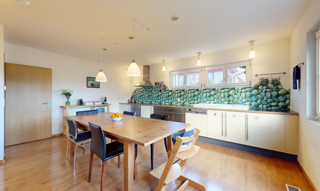salle à manger avec cloison sèche, drywall, backsplash, inside property, et sol en finition bois