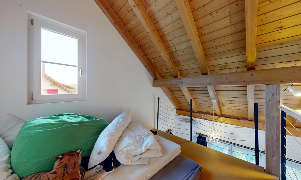 chambre avec plafond en bois, wood ceiling, lumière naturelle, natural light, et plafond voûté