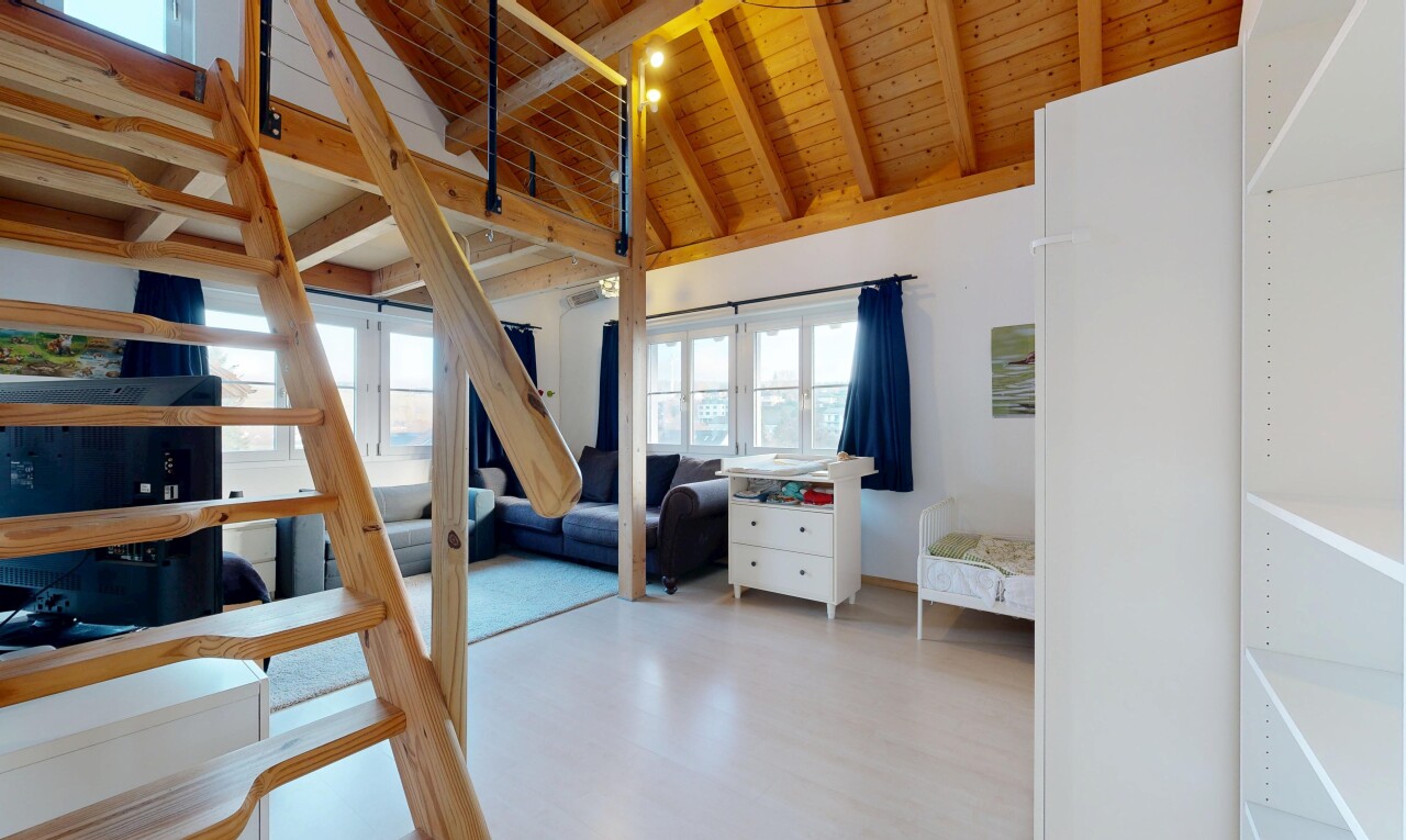 chambre avec plafond en bois, wood ceiling, lumière naturelle, natural light, et plafond à poutres