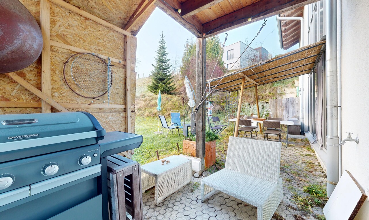 terrasse avec gril, terrasse, coin repas extérieur, from property, et pergola