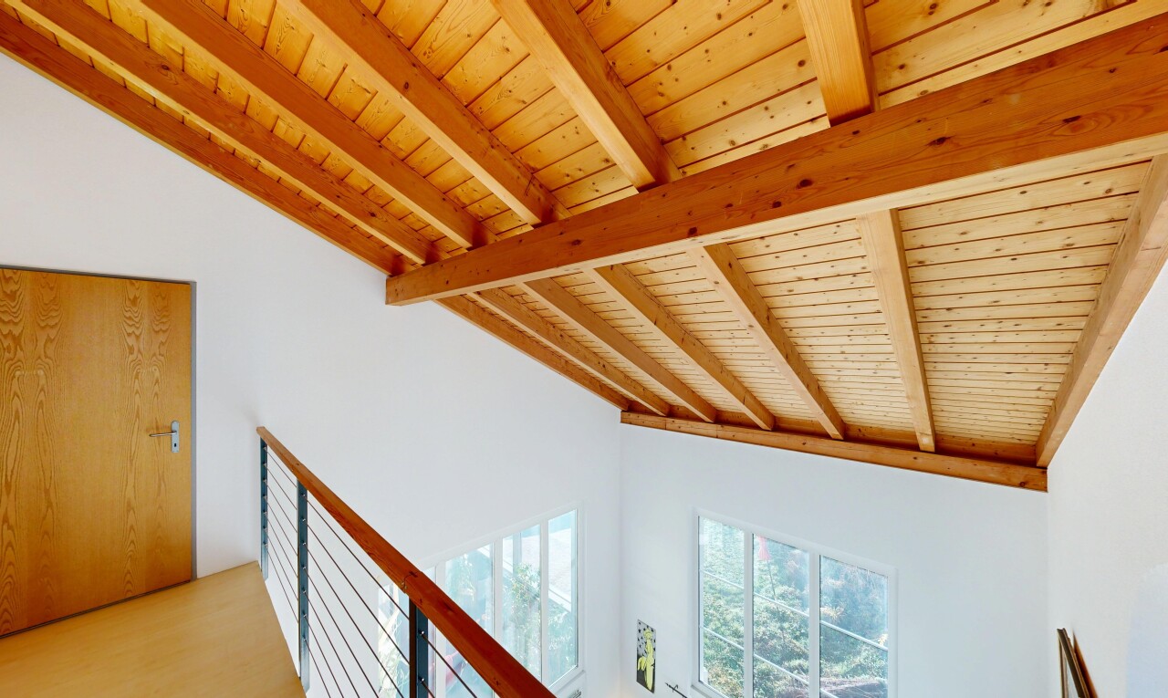 escaliers avec plafond en bois, wood ceiling, plafond à poutres, beamed ceiling, et cloison sèche