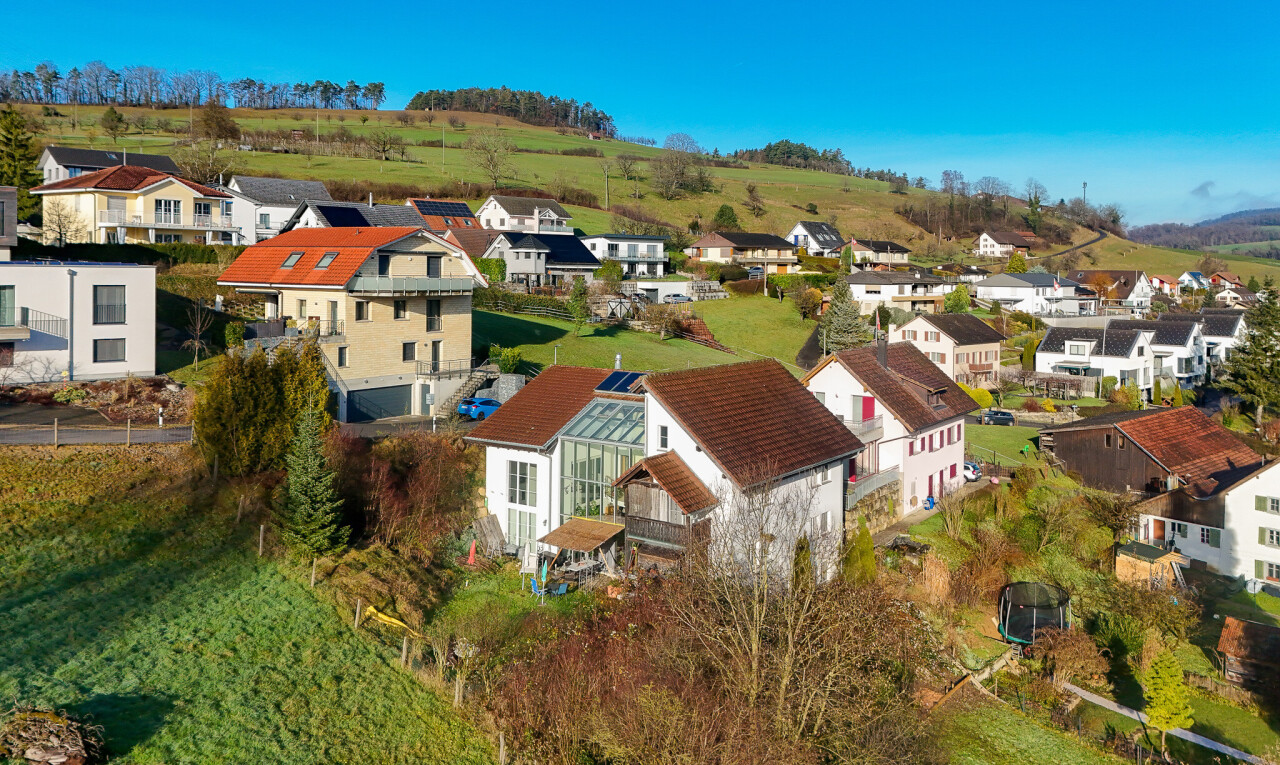 façade avec vue résidentielle, residential view, day time, et drone view