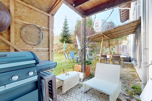 terrasse avec gril, terrasse, coin repas extérieur, from property, et pergola