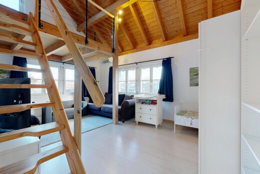 chambre avec plafond en bois, wood ceiling, lumière naturelle, natural light, et plafond à poutres