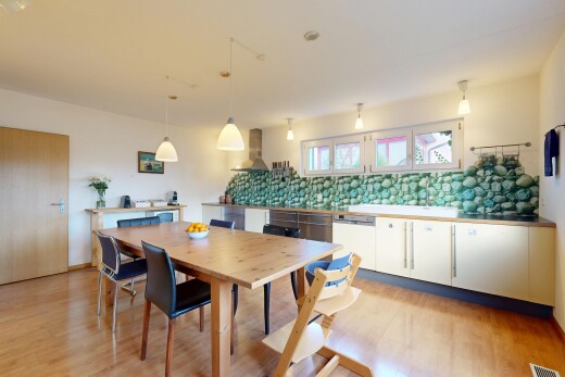 salle à manger avec cloison sèche, drywall, backsplash, inside property, et sol en finition bois