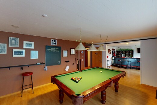 salon avec sol en finition bois, wood finish floor, billard, inside property, et cloison sèche