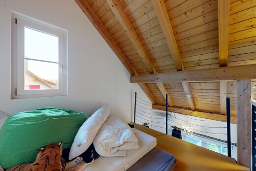 chambre avec plafond en bois, wood ceiling, lumière naturelle, natural light, et plafond voûté