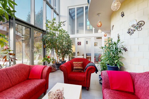 salon avec lumière naturelle, natural light, plafond haut, et high ceiling