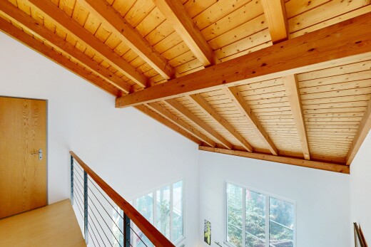 escaliers avec plafond en bois, wood ceiling, plafond à poutres, beamed ceiling, et cloison sèche