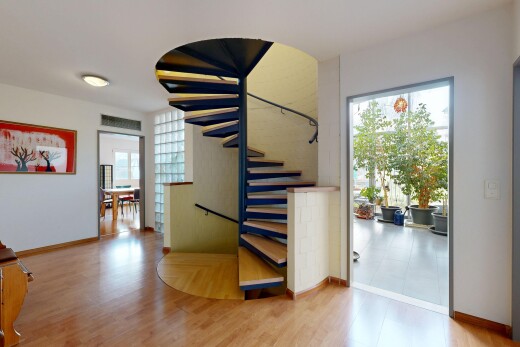 escaliers avec cloison sèche, drywall, sol en finition bois, wood finish floor, et plinthes murales
