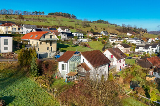 façade avec vue résidentielle, residential view, day time, et drone view