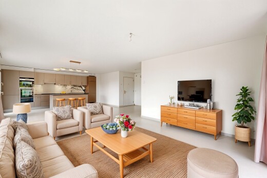 wohnzimmer mit fernseher, betonboden, und gipskartonwand