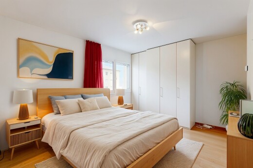 zimmer / schlafzimmer mit holzfußboden, gipskartonwand, und natürliches licht