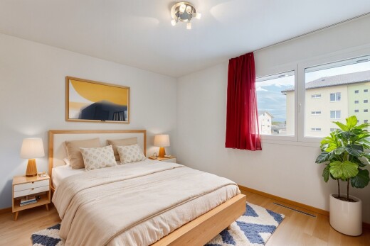 zimmer / schlafzimmer mit gipskartonwand, natürliches licht, sockelleisten, holzfußboden, und lüftungsgitter