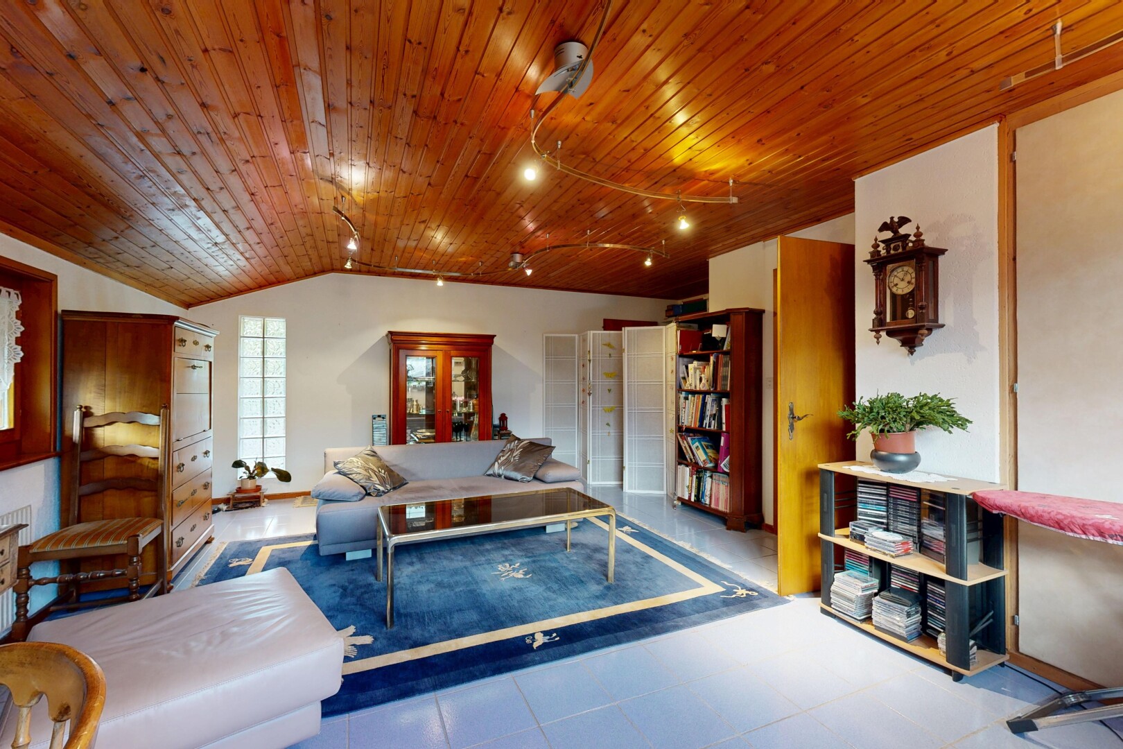 salon avec drywall, cloison sèche, inside property, wood ceiling, et plafond en bois