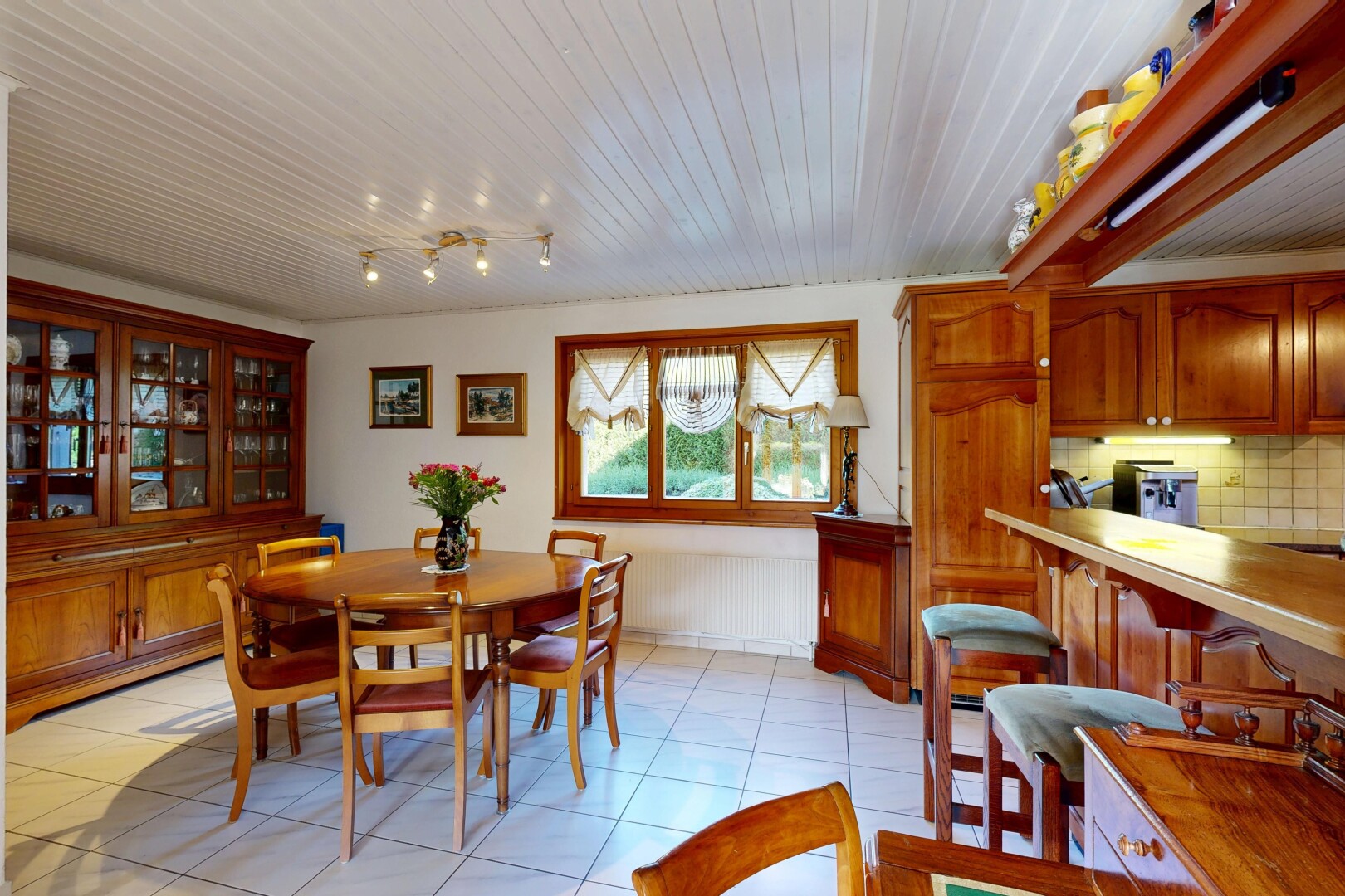 salle à manger avec inside property, cloison sèche, drywall, light floor, et lumière naturelle