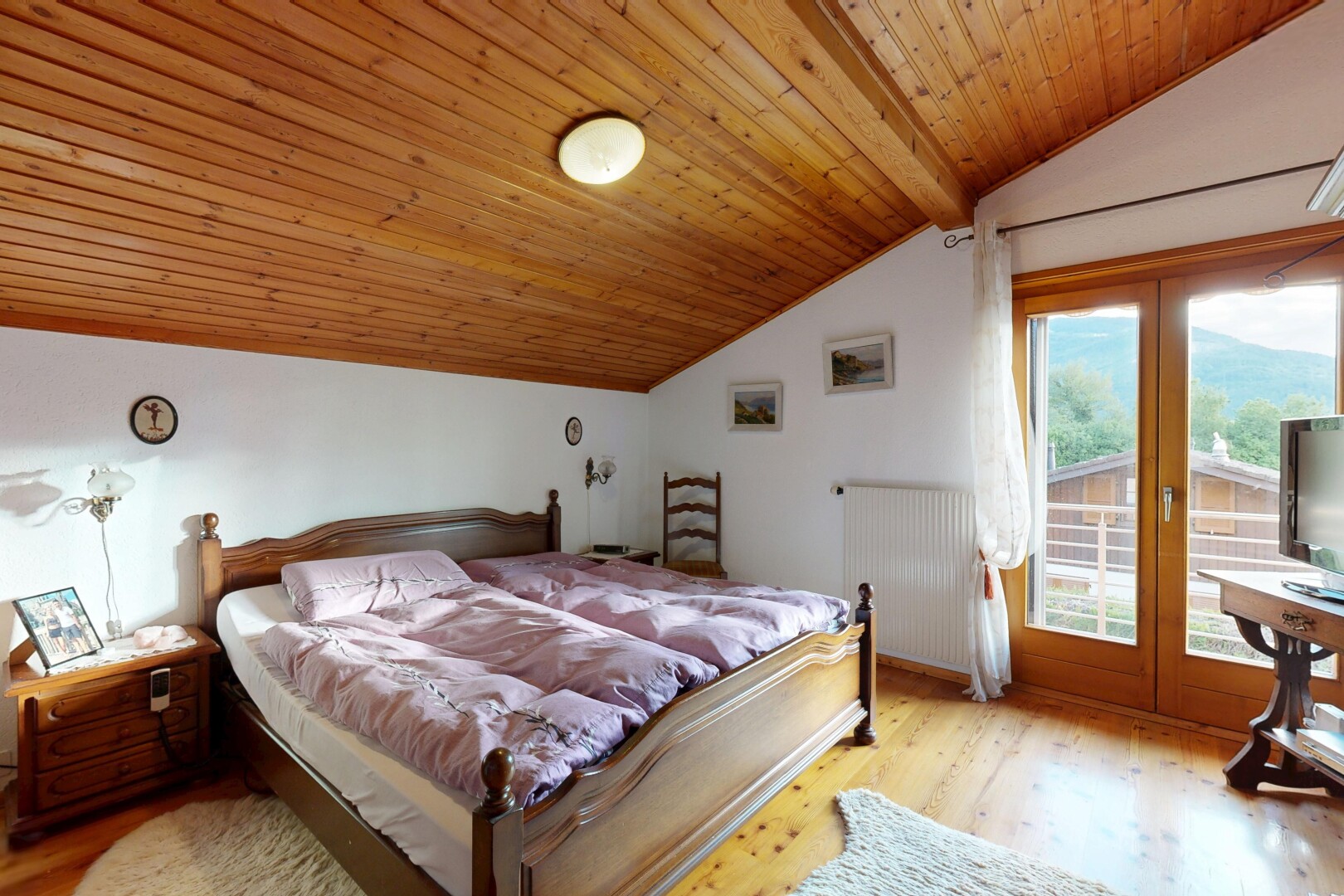 chambre avec portes-fenêtres, wood finish floor, sol en finition bois, accès à l'extérieur, et inside property