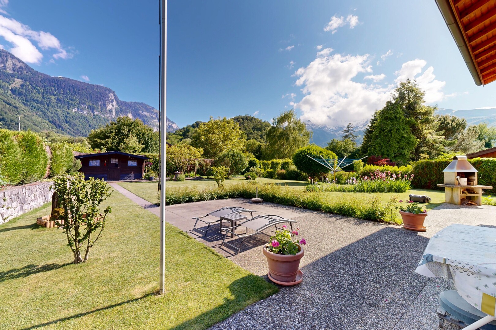 jardin avec from property, day time, pelouse, mountain view, et vue sur la montagne