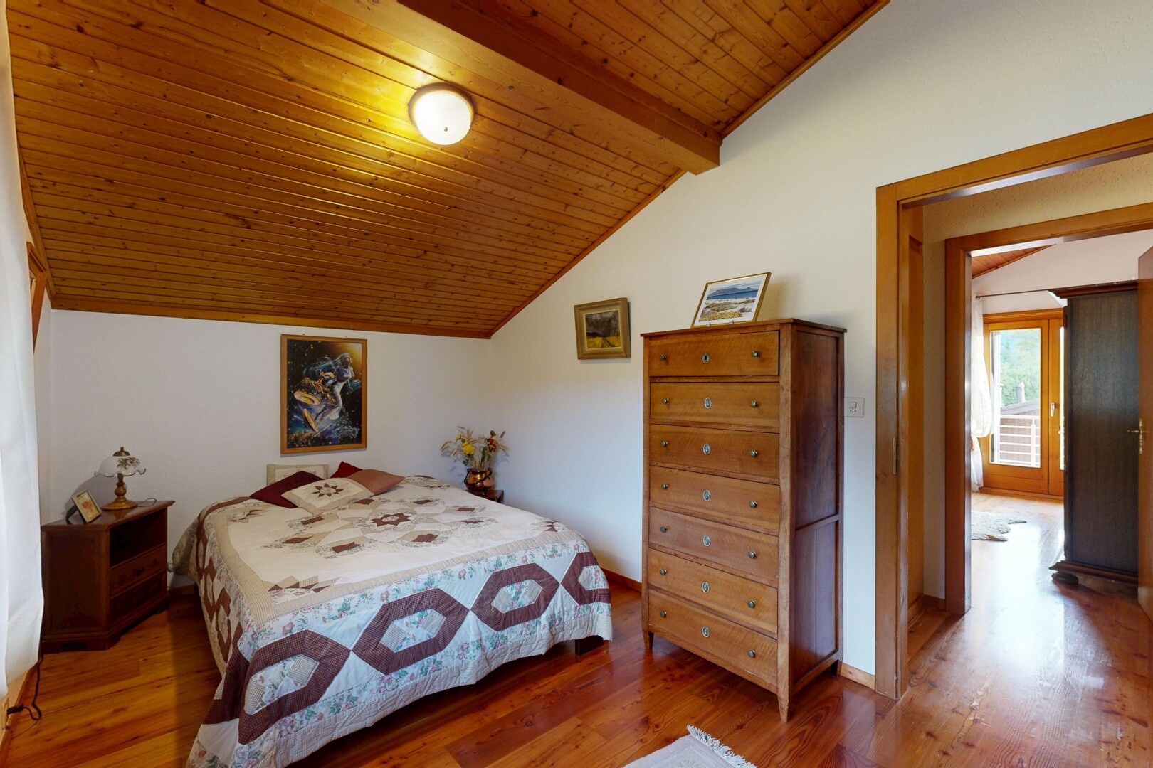 chambre avec inside property, wood finish floor, sol en finition bois, drywall, et cloison sèche