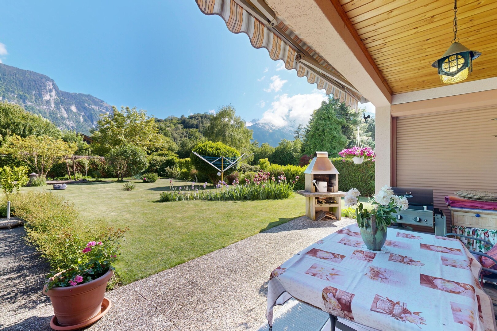 jardin avec from property, pelouse, coin repas extérieur, terrasse, et day time