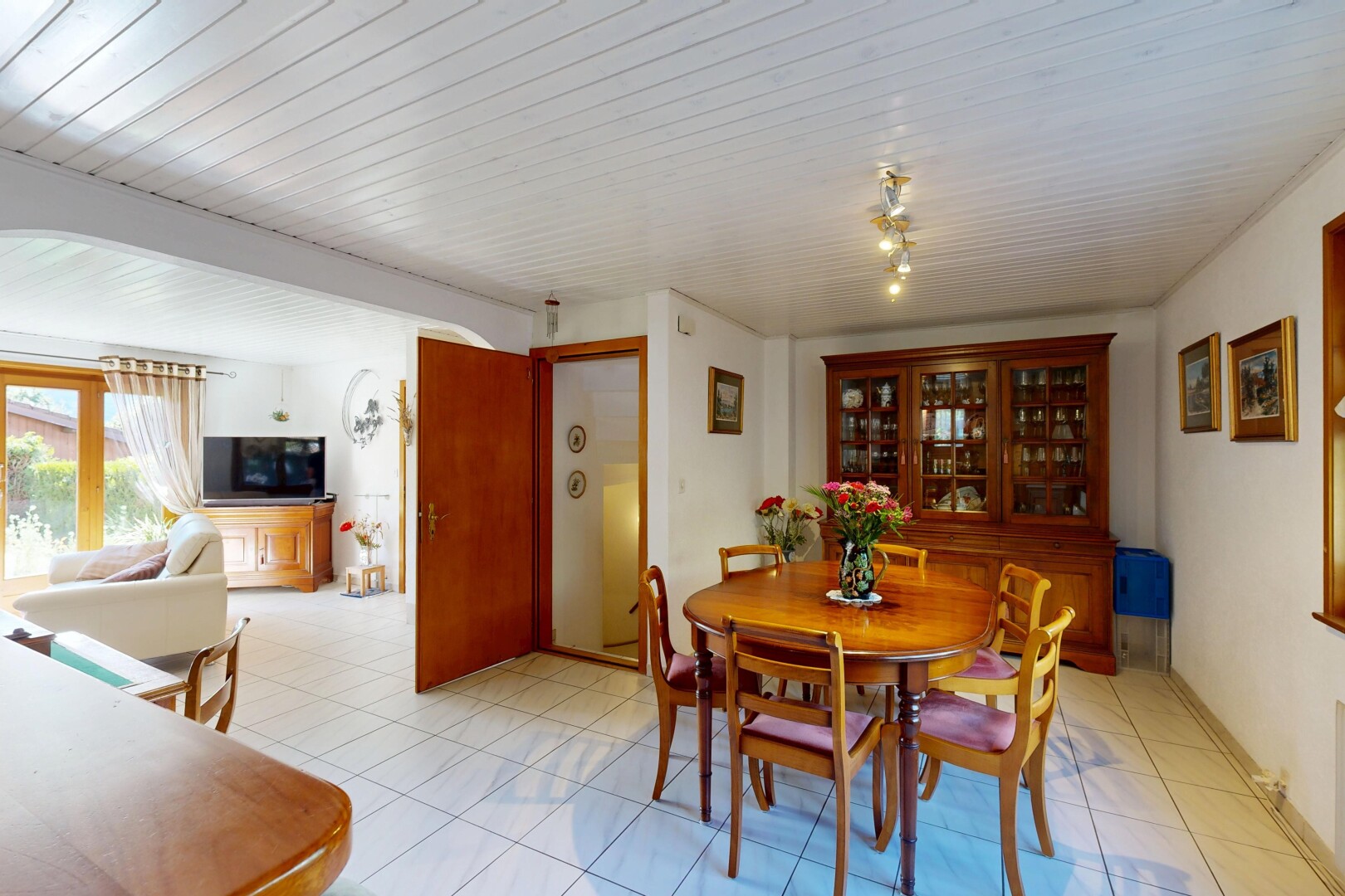 salle à manger avec natural light, lumière naturelle, inside property, drywall, et cloison sèche