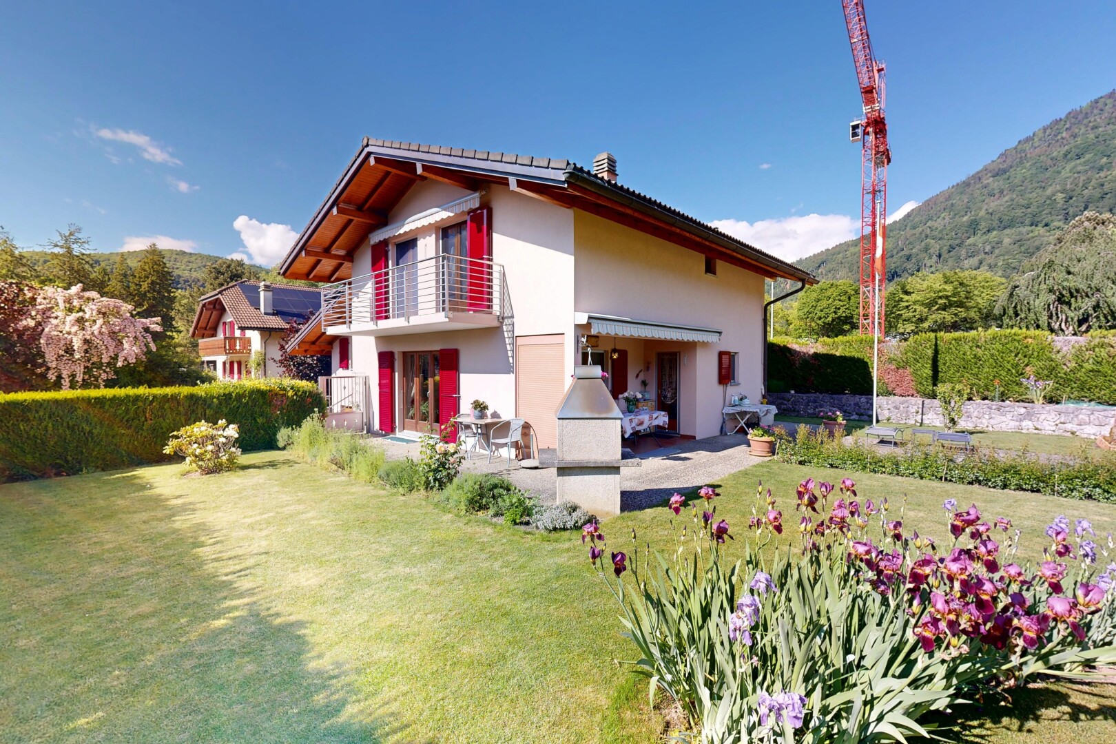 façade avec day time, balcon, pelouse, bardage en stuc, et from property