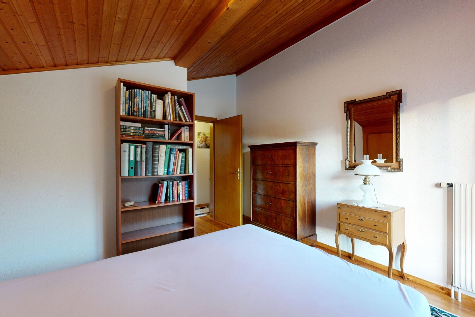 chambre avec plafond en bois, wood ceiling, inside property, cloison sèche, et drywall