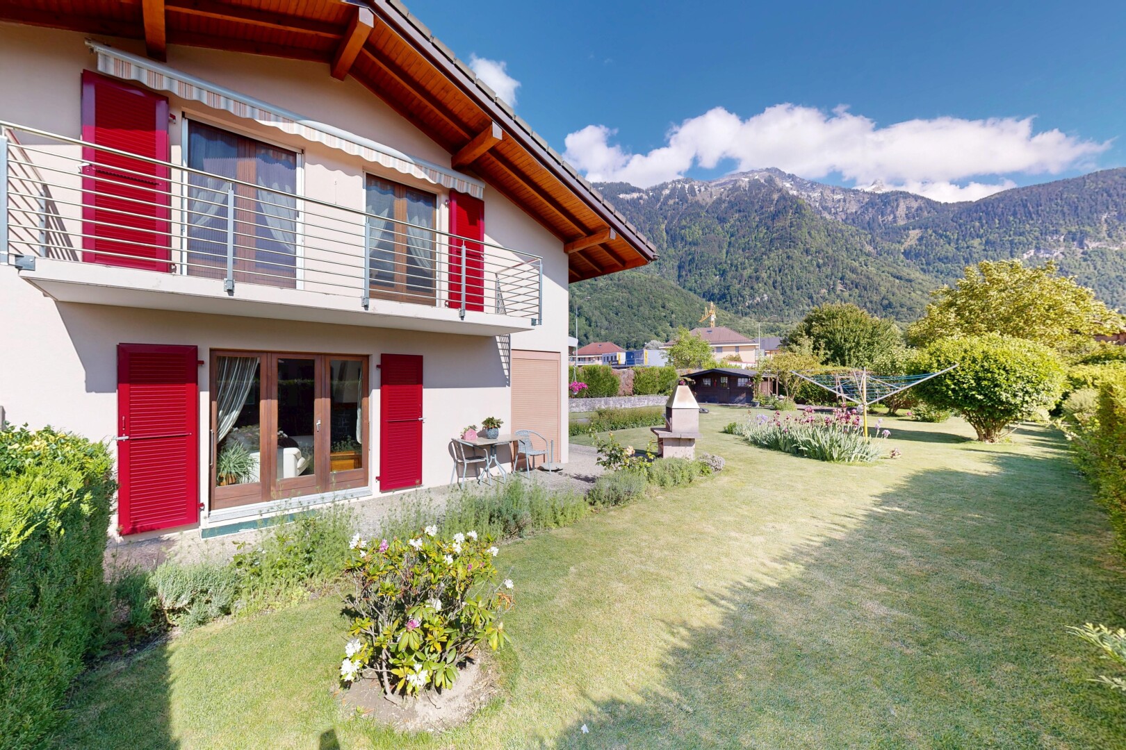 façade avec bardage en stuc, balcon, pelouse, day time, et mountain view