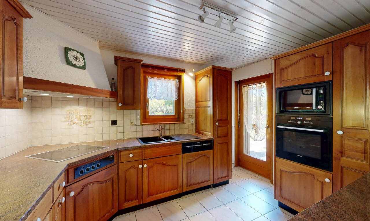 cuisine avec armoires en arc, arched cabinets, four, hotte, et armoires marron moyen