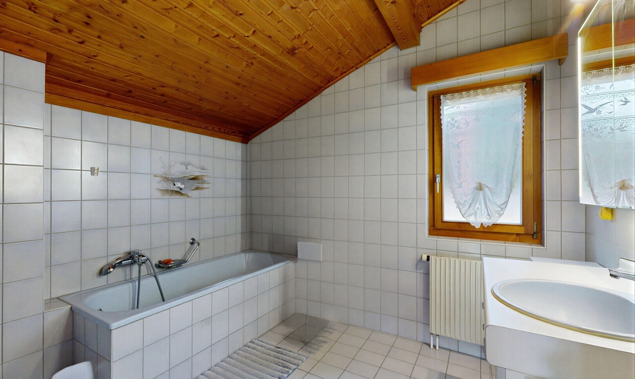 salle de bains avec mur en carrelage, tile wall, plafond voûté, vaulted ceiling, et salle de bain complète