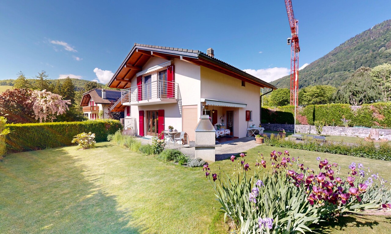 façade avec day time, balcon, pelouse, bardage en stuc, et from property