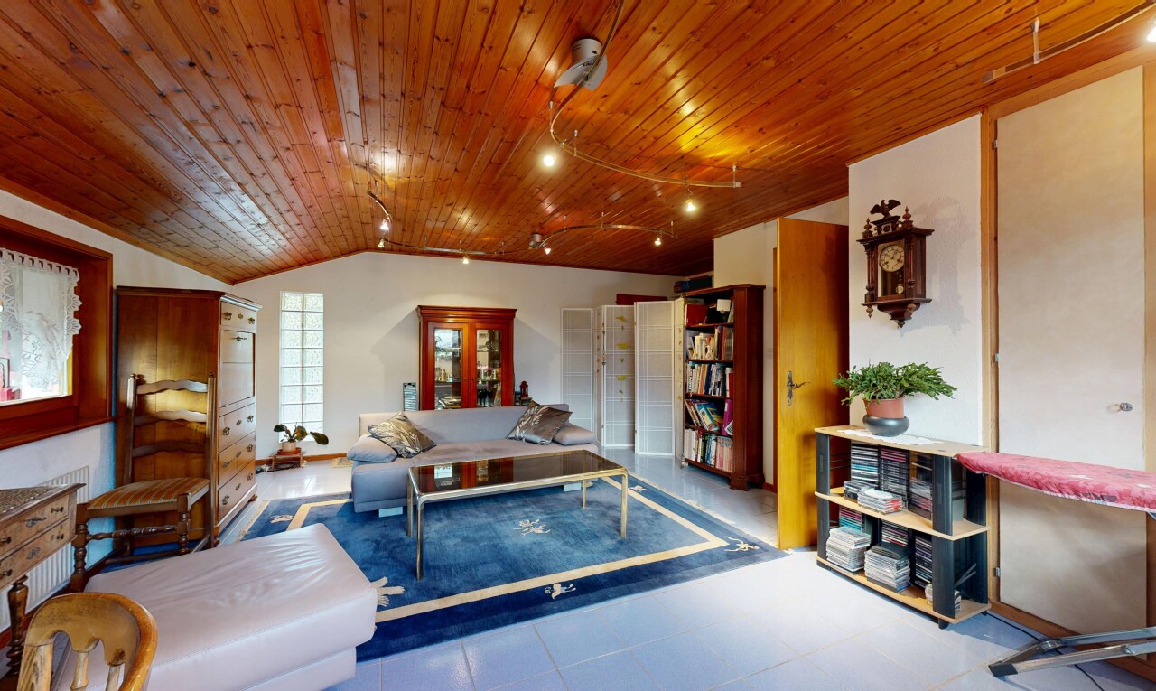 salon avec drywall, cloison sèche, inside property, wood ceiling, et plafond en bois