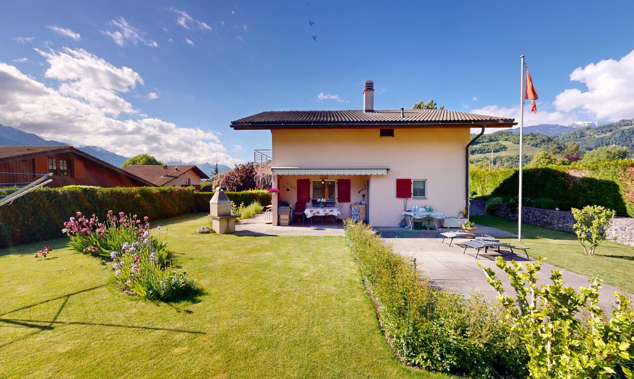 façade avec from property, pelouse, terrasse, cheminée, et day time