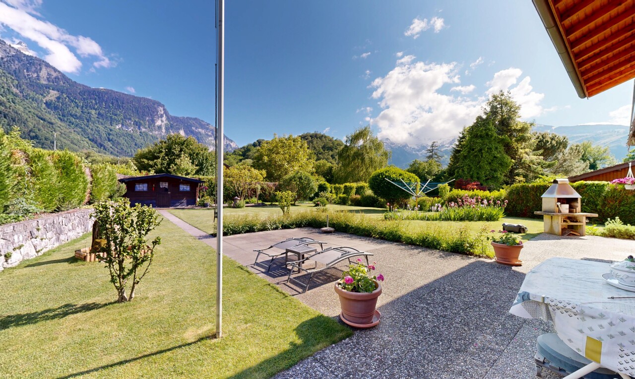 jardin avec from property, day time, pelouse, mountain view, et vue sur la montagne