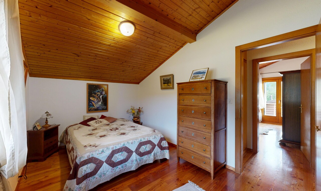 chambre avec inside property, wood finish floor, sol en finition bois, drywall, et cloison sèche