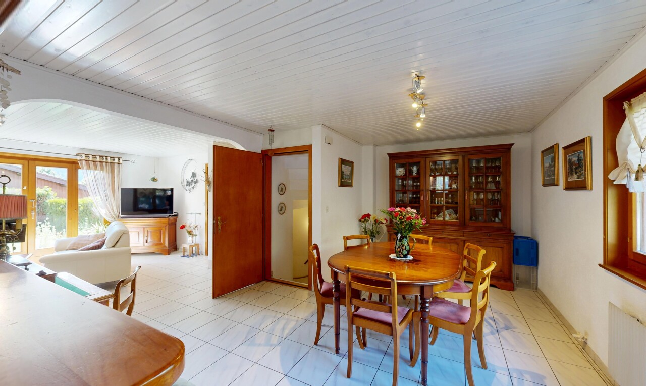 salle à manger avec natural light, lumière naturelle, inside property, drywall, et cloison sèche