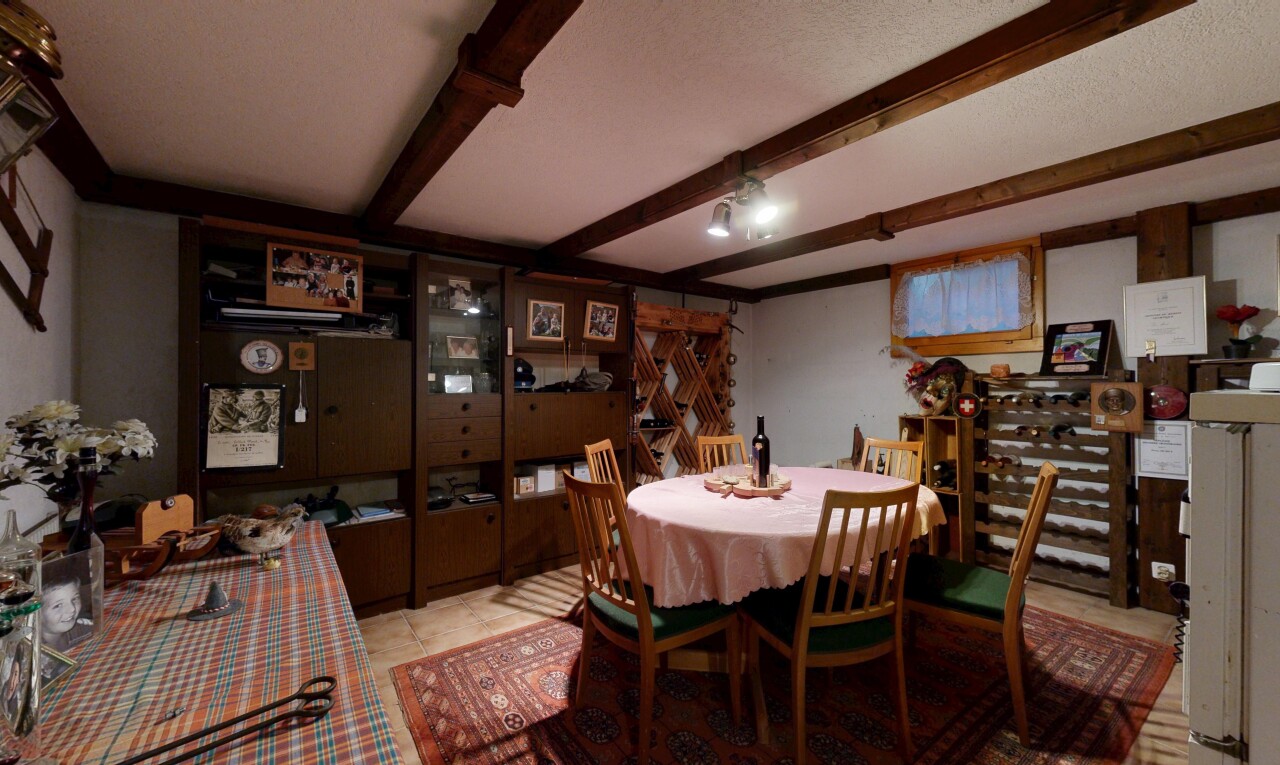 salle à manger avec inside property, plafond à poutres, beamed ceiling, et light floor