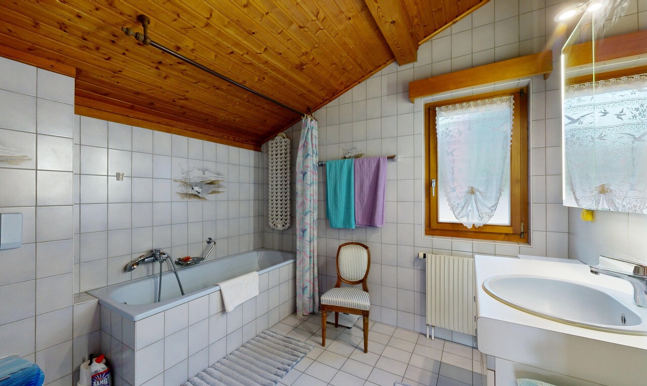 salle de bains avec mur en carrelage, tile wall, plafond voûté, vaulted ceiling, et salle de bain complète