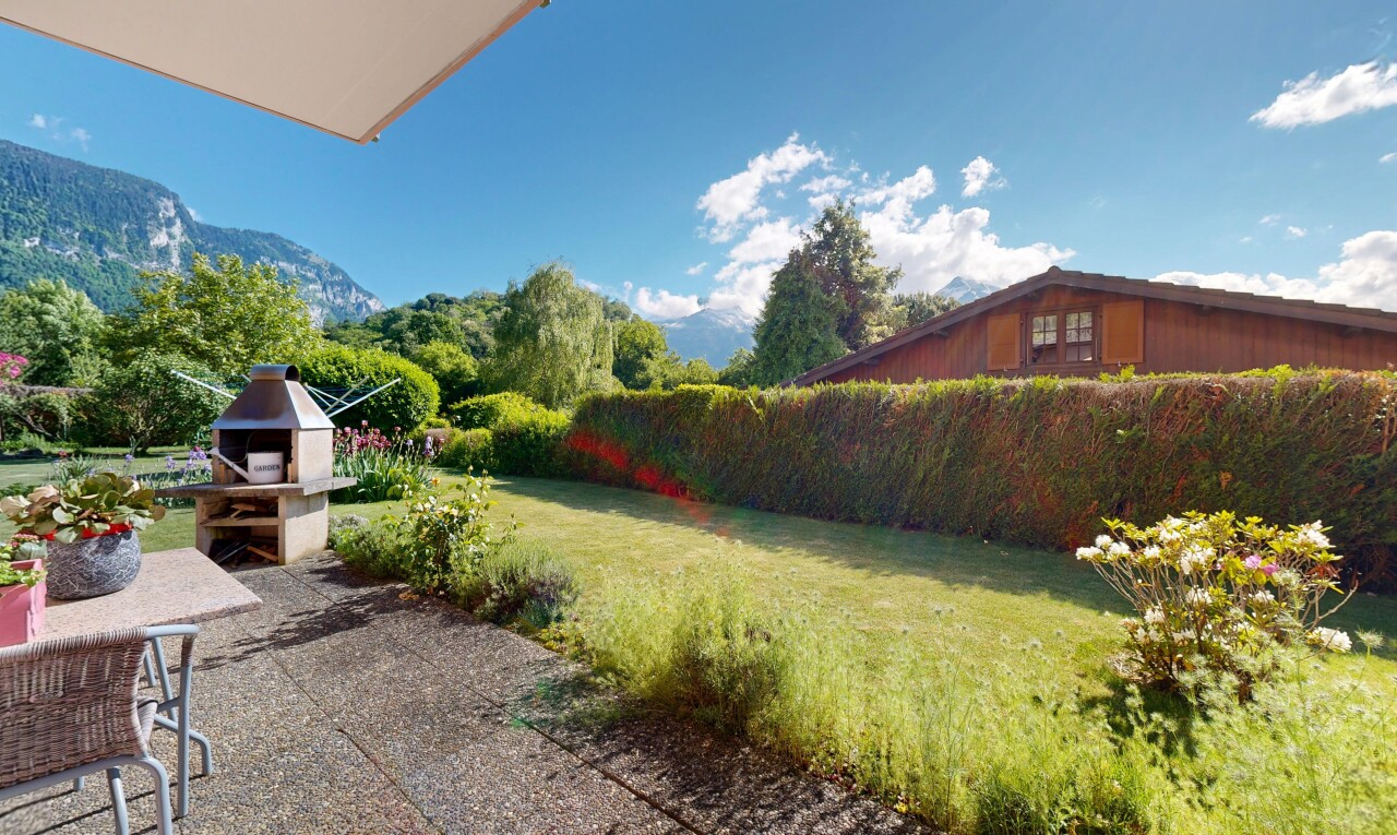jardin avec from property, pelouse, day time, mountain view, et vue sur la montagne