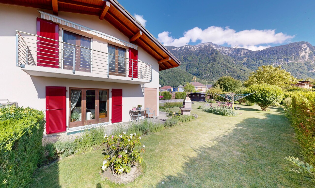 façade avec bardage en stuc, balcon, pelouse, day time, et mountain view