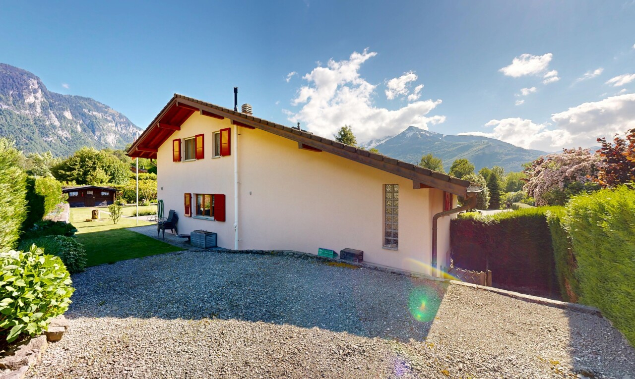 façade avec mountain view, vue sur la montagne, property visible, day time, et bardage en stuc